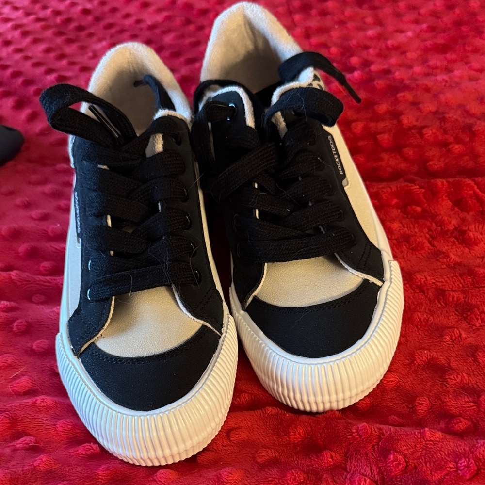 Rocket Dog Women's Black and Cream Sneakers